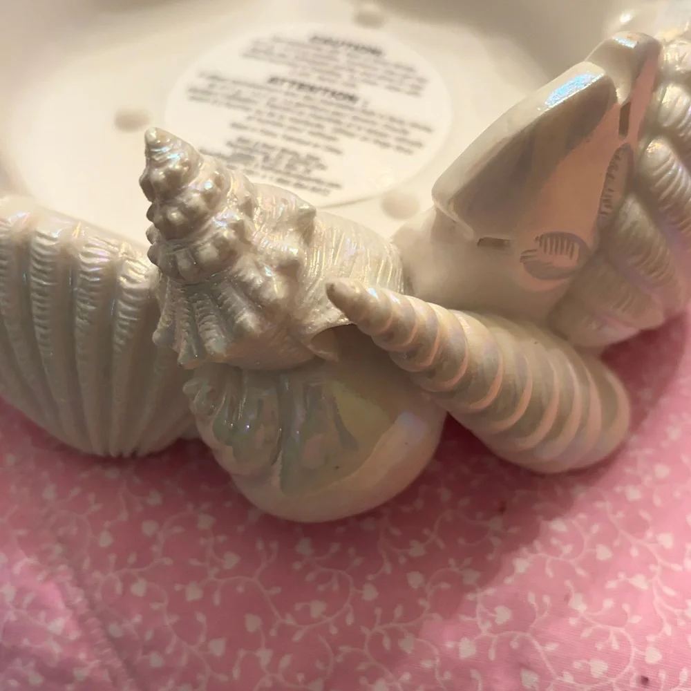 Bath & Body Works White Holographic Seashell 3 wick Candle Holder Brand New - Picture 8 of 9